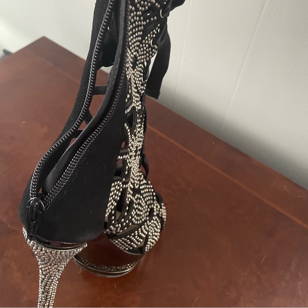 Worn twice
I can’t wear heels anymore.
Great condition.